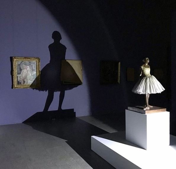 H χορεύτρια του Ντεγκά και η σκιά της στο άδειο Metropolitan Museum/ Instagram