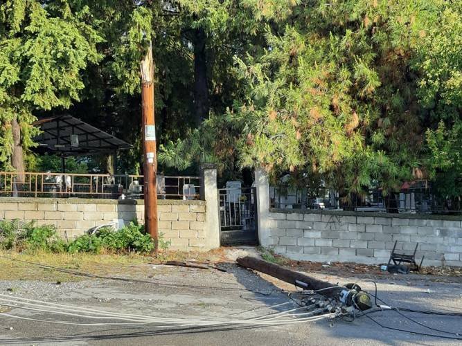 Κολόνα της ΔΕΗ σκίστηκε στη μέση και έπεσε στο οδόστρωμα