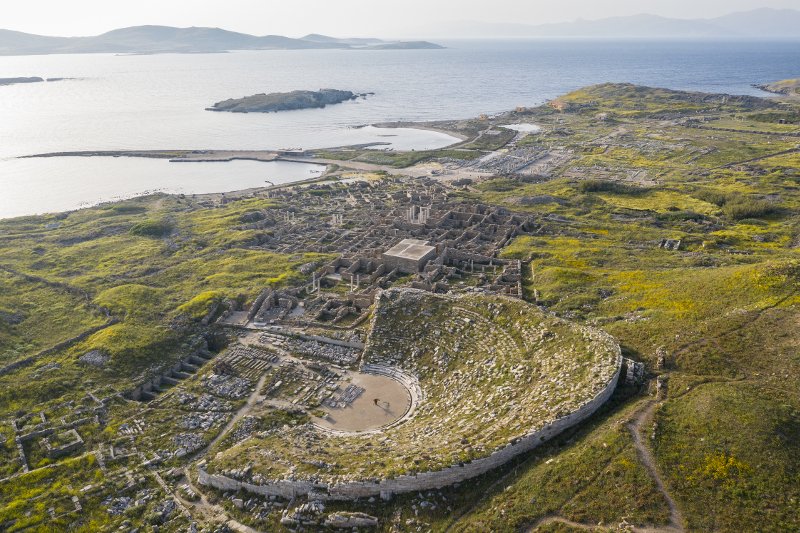 O αρχαιολογικός χώρος της Δήλου από ψηλάν, 2019. Φωτογραφία © Oak Taylor Smith | Courtesy ΝΕΟΝ, Εφορεία Αρχαιοτήτων Κυκλάδων και o καλλιτέχνης.