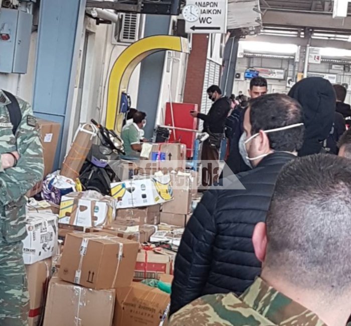 Πλήθος κόσμου περιμένει στην ουρά για να παραλάβει το δέμα του