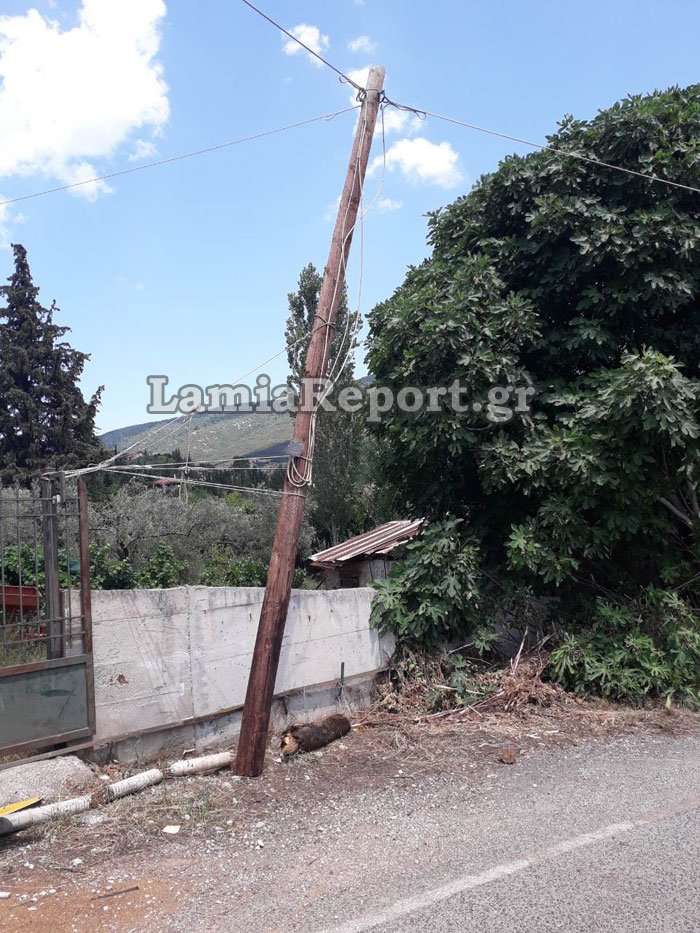 Δεμένη με σχοινιά παραμένει η κολόνα στη Φθιώτιδα