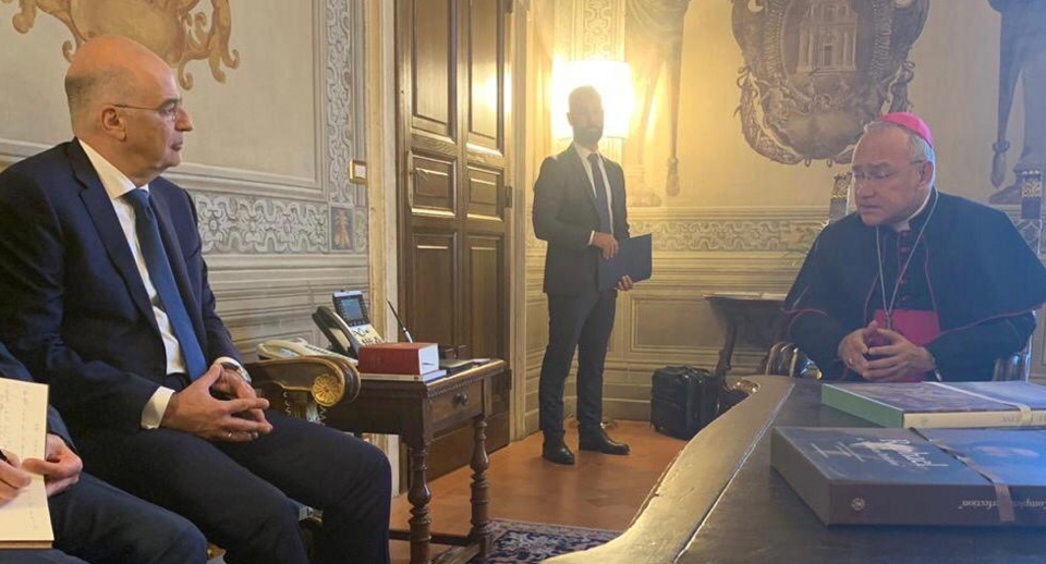 Ο Νίκος Δένδιας με τον αναπληρωτή πρωθυπουργό του Βατικανού