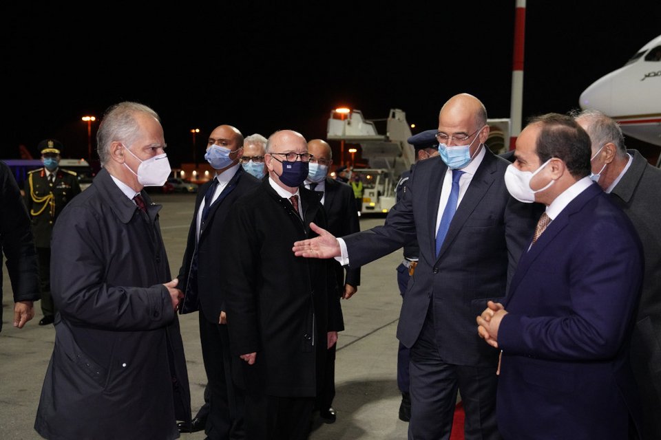 O Δένδιας συστήνει τον Αλ Σίσι σε αξιωματούχους