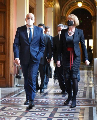 Ο Νίκος Δένδιας με τη Βρετανίδα υφυπουργό αρμόδια για θέματα Ευρωπαϊκής Γειτονίας και Αμερικής, Γουέντι Μόρτον