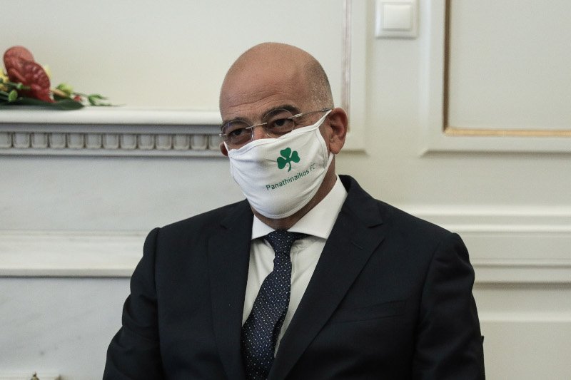 Ο Νίκος Δένδιας φορώντας τη μάσκα του Παναθηναϊκού στη συνάντηση με την κ. Λάγια/ Φωτογραφία: Eurokinissi/ Στέλιος Μίσινας