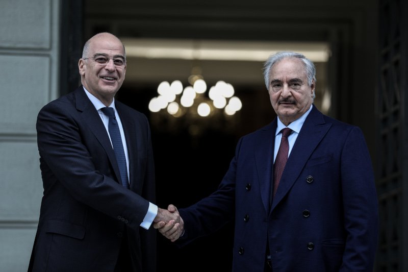 Ο Νίκος Δένδιας υποδέχεται τον Χαλιφά Χαφτάρ στο ΥΠΕΞ