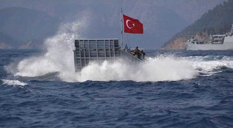 Ενα αποβατικό της Τουρκίας λίγο προτού πιάσει στη στεριά
