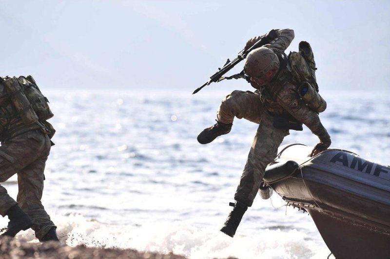 Οι κομάντο εφορμούν από φουσκωτό σκάφος στη ξηρά