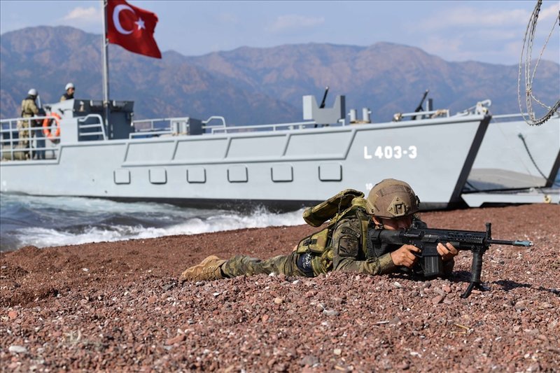 Τούρκος κομάντο σκοπεύει με το όπλο του