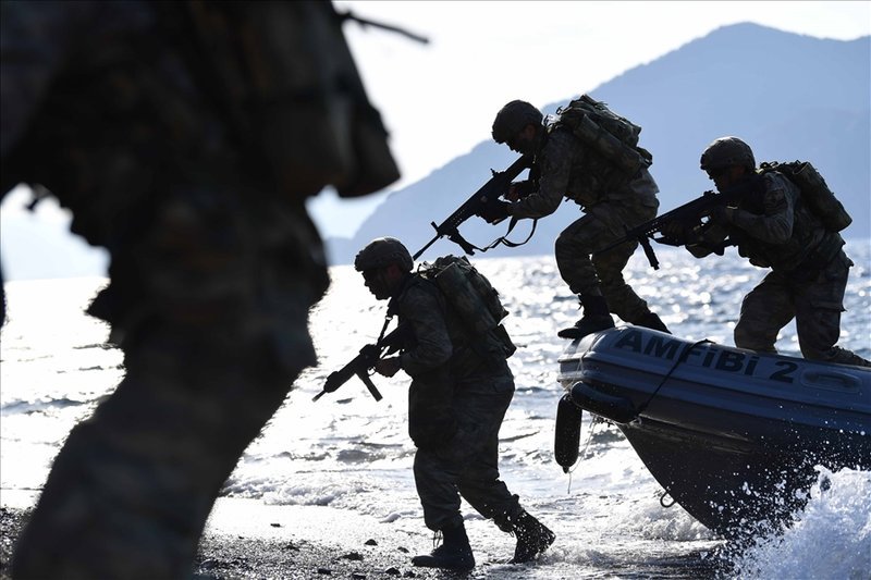 Τούρκοι κομάντος αποβιβάζονται από φουσκωτό με τα όπλα στα χέρια