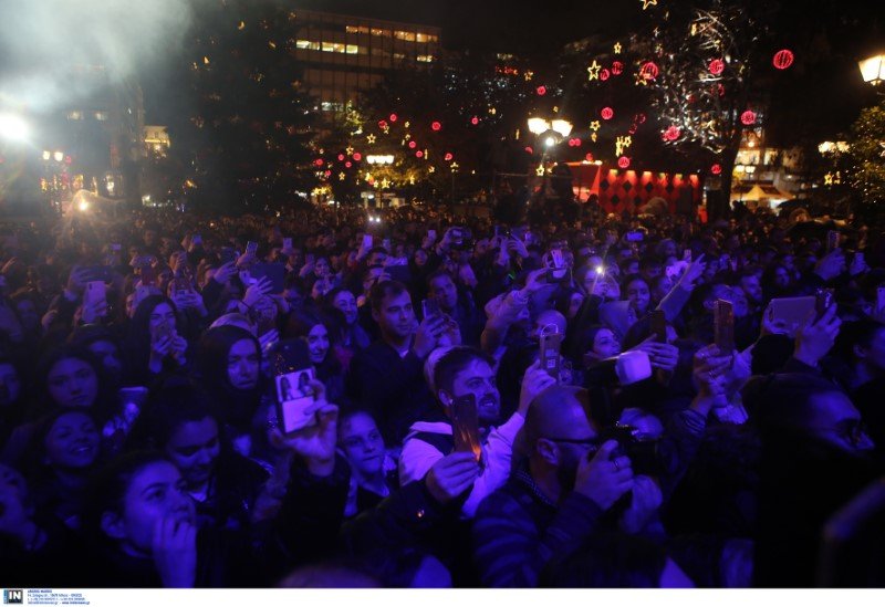 Αστραψαν τα φλας, πήραν φωτιά τα κινητά κατά την εκδήλωση