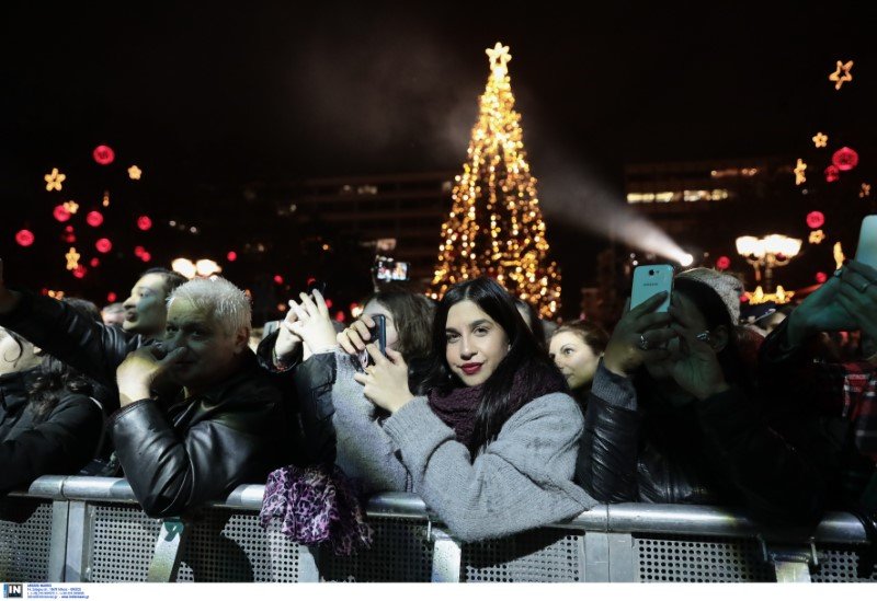 Το φωτισμένο δέντρο στην πλατεία Συντάγματος έγινε ήδη viral