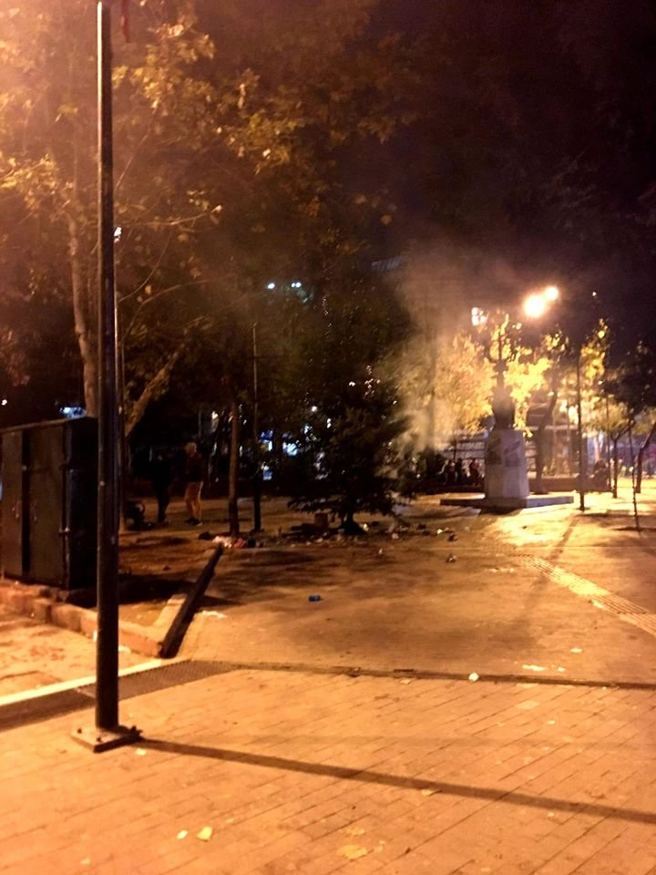 Καπνοί από δέντρο στα Εξάρχεια