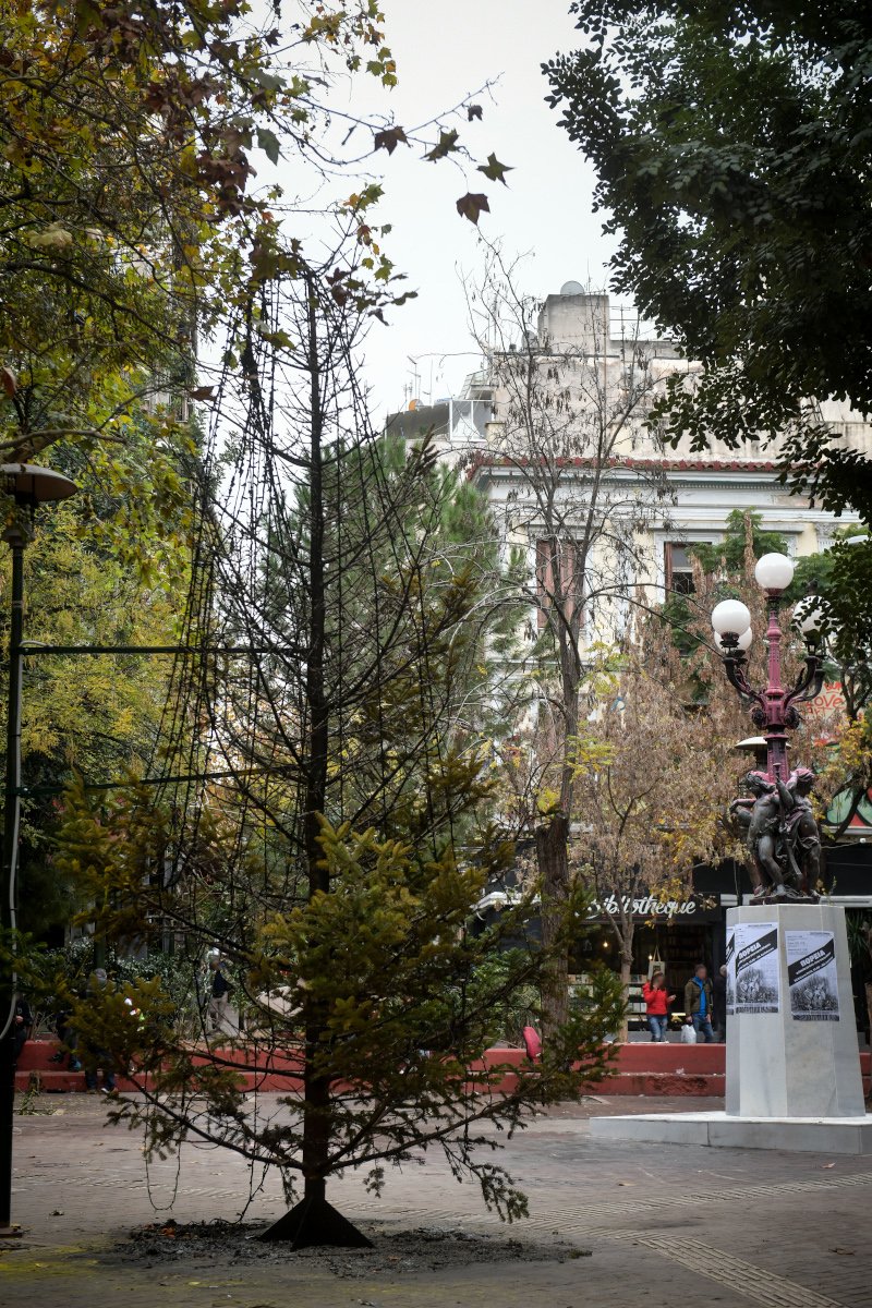 κάηκε το χριστουγεννιάτικο δέντρο στα εξάρχεια