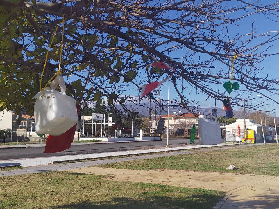 Σκουπίδια κρεμασμένα σε δέντρο