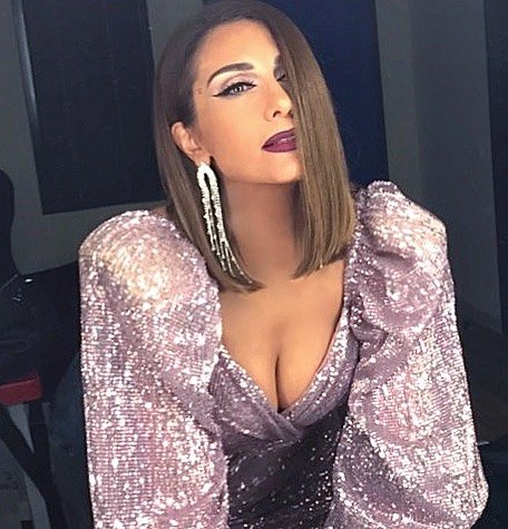 Η Δέσποινα Βανδή στο καμαρίνι του X-Factor με νέο χτένισμα και σέξι ντεκολτέ