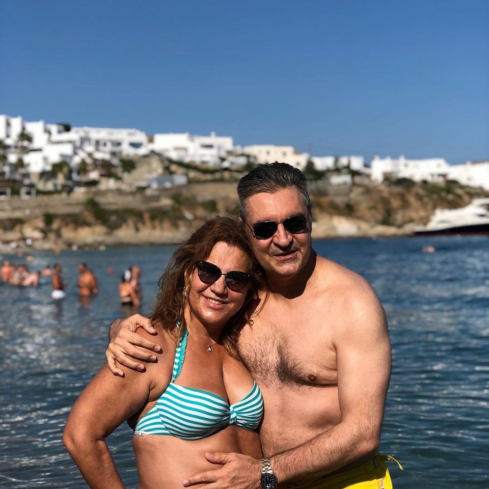 Η Δέσποινα Μοιραράκη πανευτυχής στο πλευρό του συζύγου της.