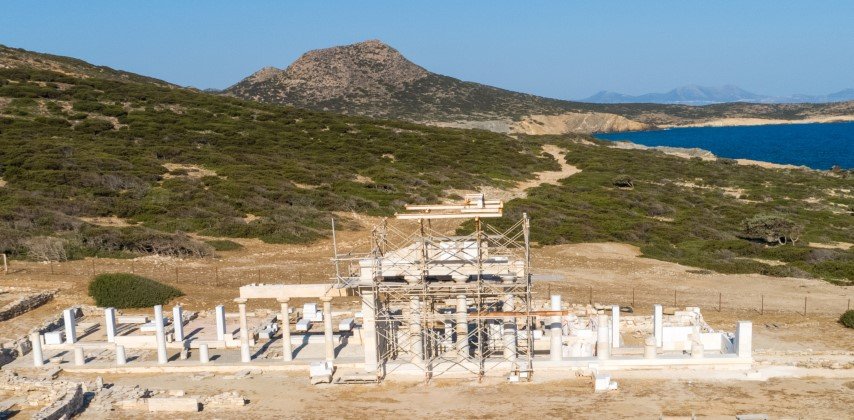 Ο αρχαϊκός ναός και το εστιατόριο του ιερού μετά την ολοκλήρωση των αναστηλωτικών εργασιών