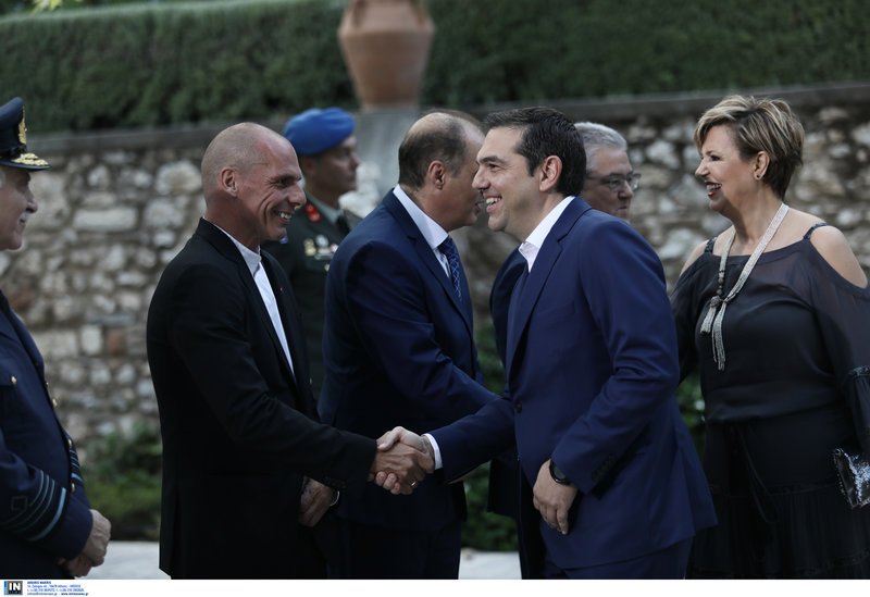 Η αμήχανη χειραψία Τσίπρα - Βαρουφάκη στο προεδρικό μέγαρο -Φωτογραφία:Intimenews/ΛΙΑΚΟΣ ΓΙΑΝΝΗΣ