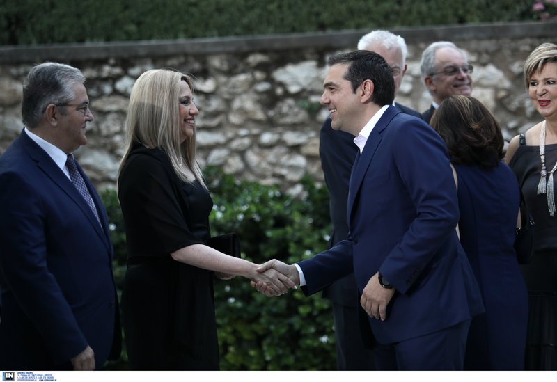 Ο Αλέξης Τσίπρας χαιρετά την Φώφη Γεννηματά