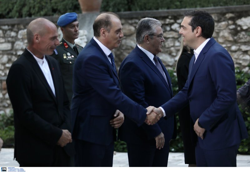 Ο Γ. Βαρουφάκης αναμένει τη σειρά του για την χειραψία Τσίπρα στο προεδρικό μέγαρο -Φωτογραφία:Intimenews/ΛΙΑΚΟΣ ΓΙΑΝΝΗΣ