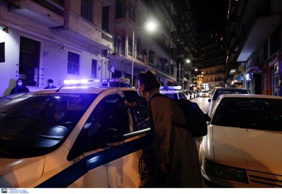 Θεσσαλονίκη: Η ΕΛ.ΑΣ. διέλυσε… διαμπαλκονική συναυλία λόγω συνωστισμού / Φωτογραφία: Intimenews/ΧΗΡΑΣ ΑΧΙΛΛΕΑΣ