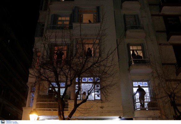 Θεσσαλονίκη: Η ΕΛ.ΑΣ. διέλυσε… διαμπαλκονική συναυλία λόγω συνωστισμού / Φωτογραφία: Intimenews/ΧΗΡΑΣ ΑΧΙΛΛΕΑΣ