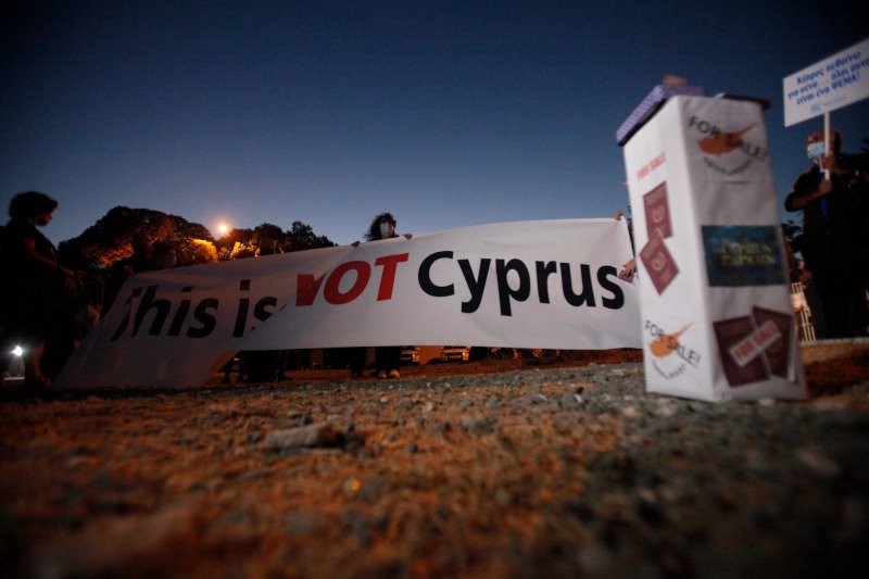 Παραίτηση Συλλούρη ζητούν οι πολίτες στην Κύπρο/Φωτογραφία: AP Photo/Petros Karadjias