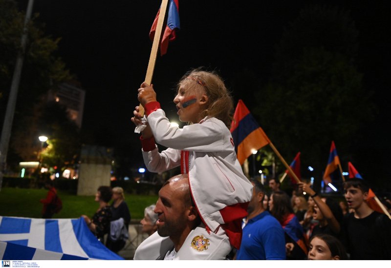 Παιδί στους ώμους του πατέρα του με σημαία της Αρμενίας στα χέρια Φωτογραφία: INTIME NEWS