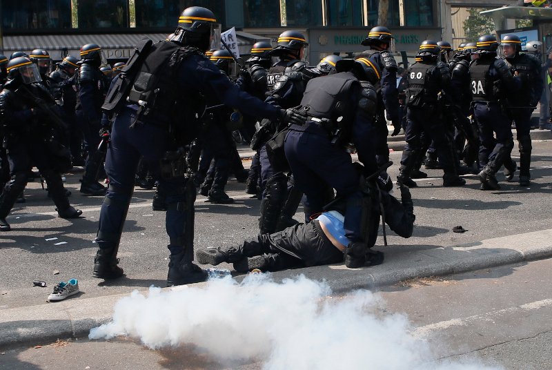 Με χρήση δακρυγόνων η αστυνομία προσπάθησε να απωθήσει διαδηλωτές στο Παρίσι