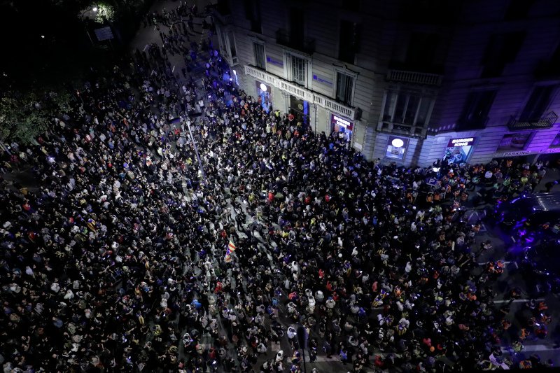 Οι διαδηλωτές κατέκλυσαν τους δρόμους της Βαρκελώνης / Φωτογραφία: AP