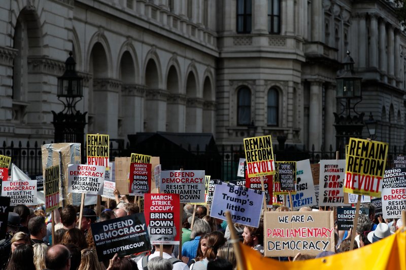 Διαδηλωτές κατά του Brexit κρατούν πλακάτ κατά της αποχώρησης της Βρετανίας από την ΕΕ -Φωτογραφία: AP/Alastair Grant