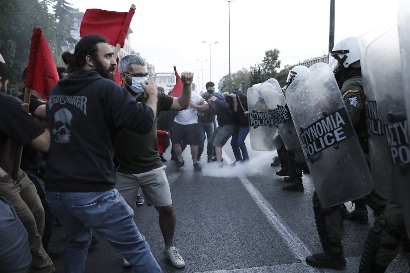 Επεισόδια μεταξύ διαδηλωτών και ΜΑΤ, δακρυγόνα