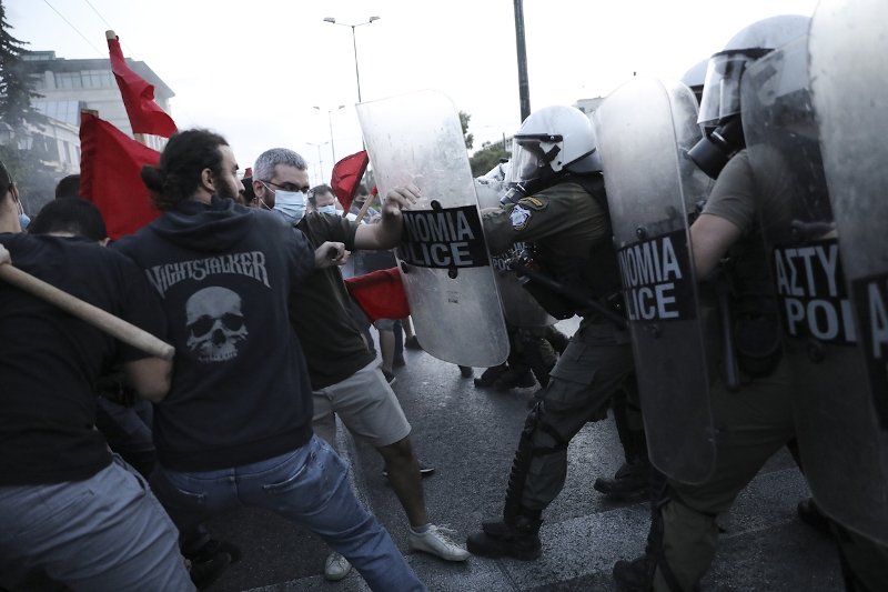 Επεισόδια μεταξύ διαδηλωτών και ΜΑΤ