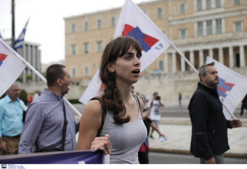 Διαδηλωτές του ΠΑΜΕ έξω από την Βουλή