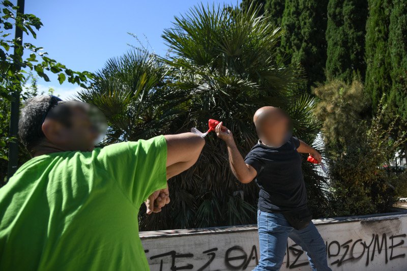 Διαδηλωτές πετούν μπογιές στο άγαλμα του Τρούμαν