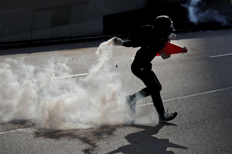 Διαδηλωτής πετά δακρυγόνο