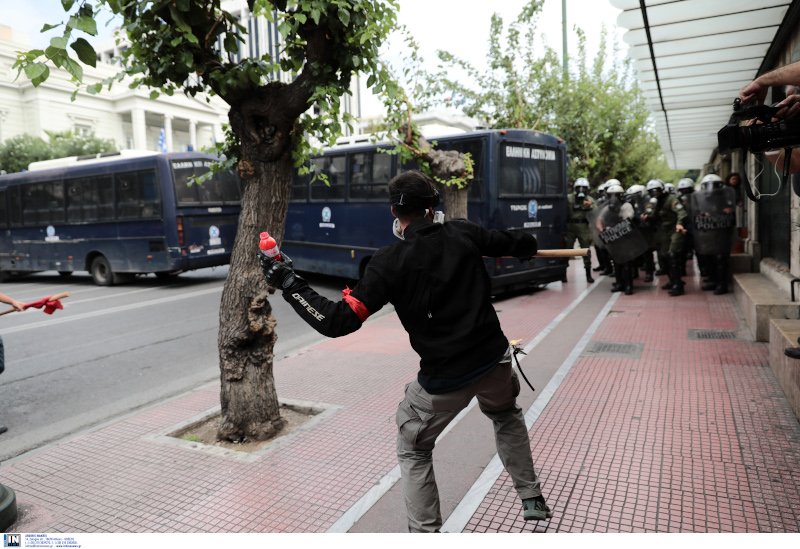 Διαδηλωτής μπροστά από τα ΜΑΤ