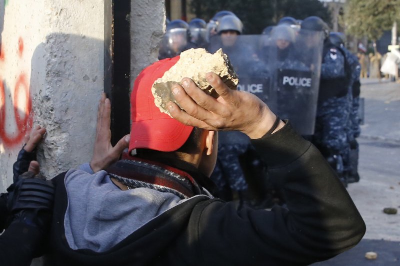 Διαδηλωτής πετά πέτρα σε ομάδα αστυνομικών