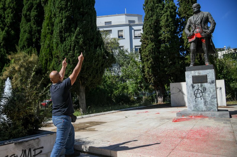 Διαδηλωτές κάνει χειρονομίες στο άγαλμα του Τρούμαν