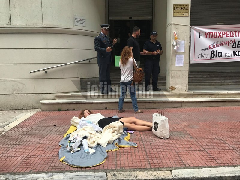 Μια διαδηλώτρια ξαπλωμένη στο πεζοδρόμιο