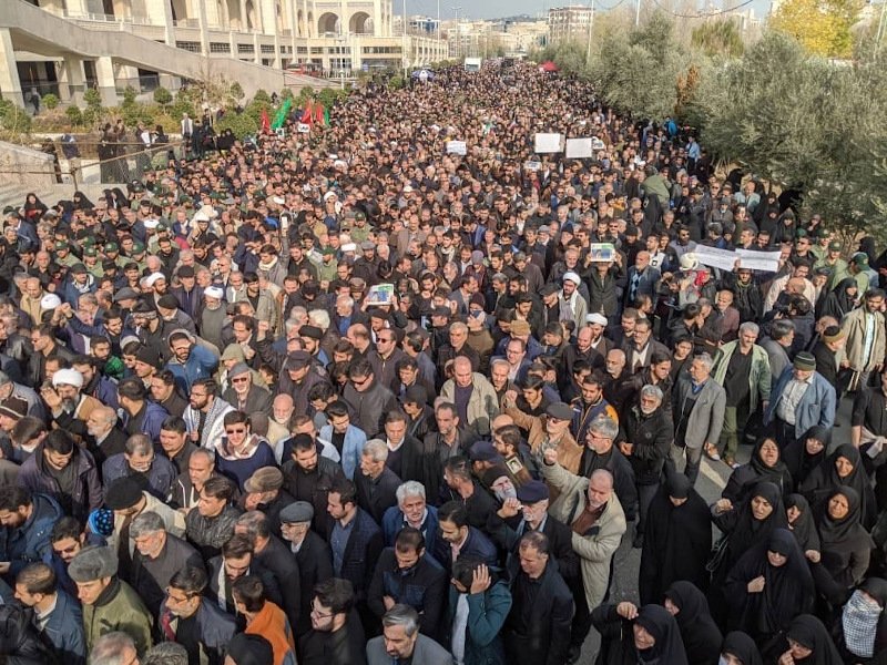 Πλήθος κόσμου ξεχύθηκε στην Τεχεράνη