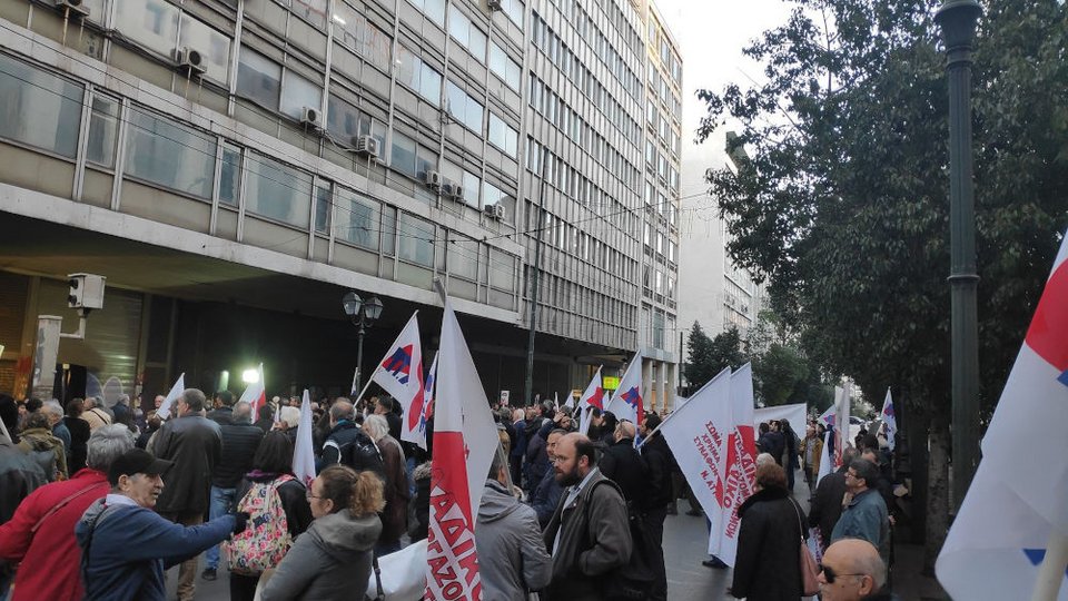 Δεκάδες διαδηλωτές με σημαίες του ΠΑΜΕ έξω από το υπουργείο Εργασίας