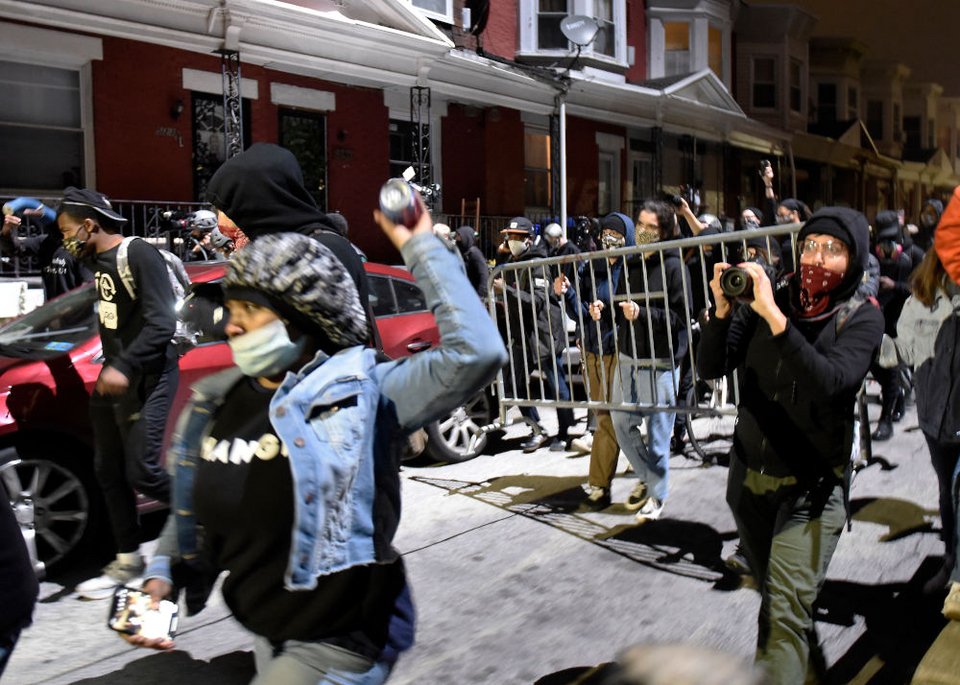 Διαδηλωτές στη Φιλαδέλφεια των ΗΠΑ μετά τον θάνατο Αφροαμερικανού από αστυνομικό