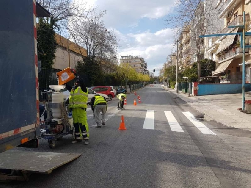 Τα συνεργεία του Δήμου Αθηναίων φτιάχνουν τις διαγραμμίσεις στις διαβάσεις των πεζών
