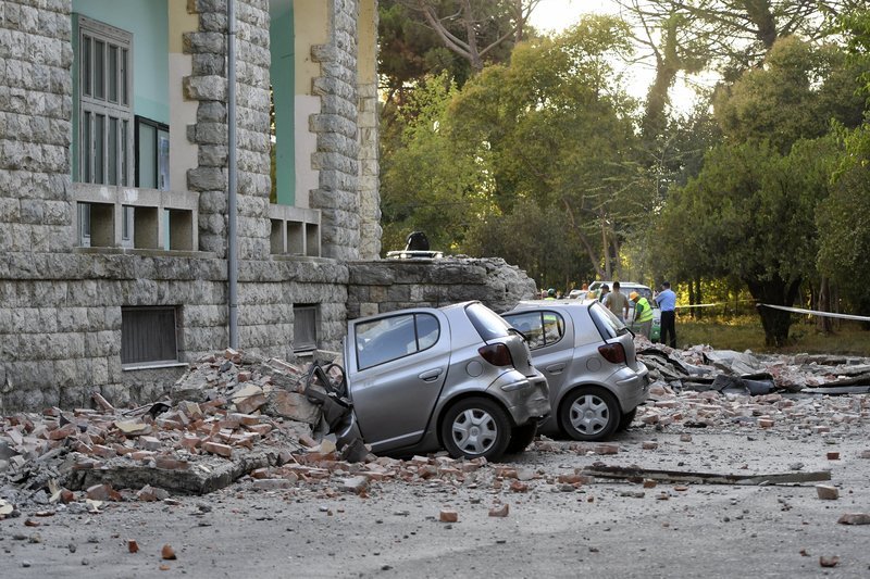 Διαλυμένα αυτοκίνητα από τον σεισμό στην Αλβανία