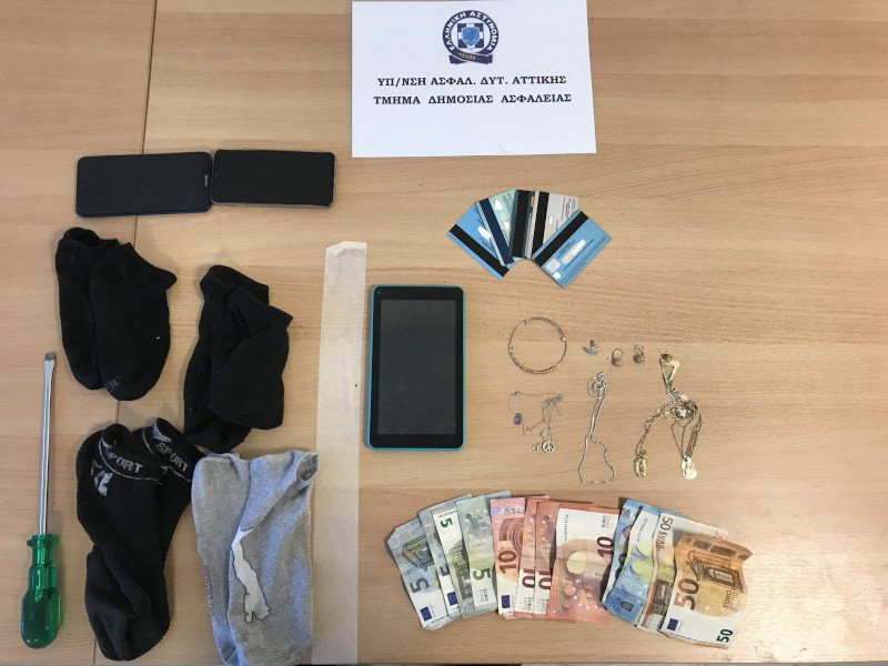 Εξαρθρώθηκε συμμορία διαρρηκτών: «Χτυπούσε» ισόγεια σε δυτική Αττική και Πειραιά