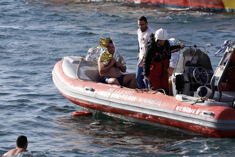Διασώστες βρίσκονταν δίπλα στους πιστούς που έπεσαν στη θάλασσα