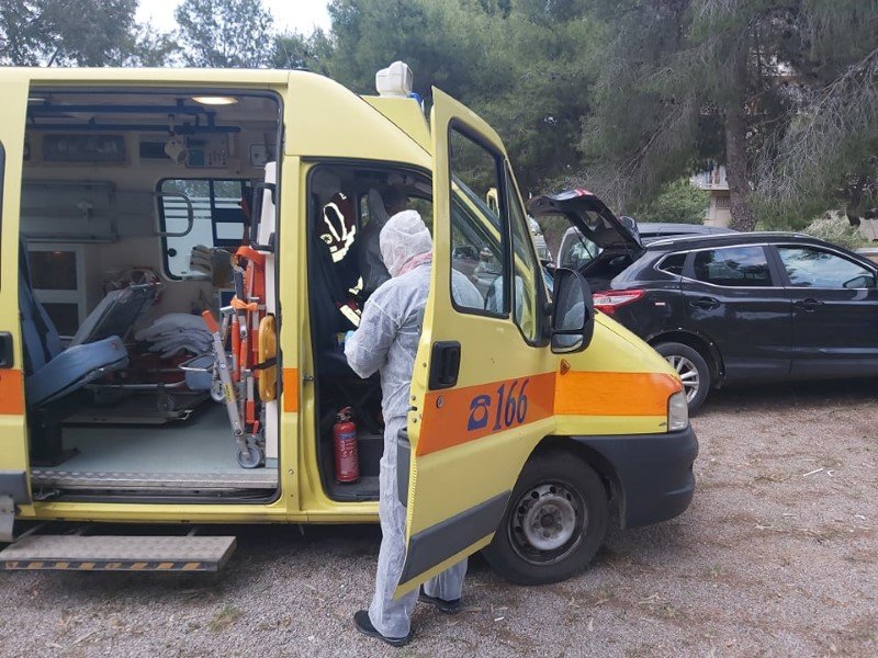 Ασθενοφόρο του ΕΚΑΒ και διασώστης