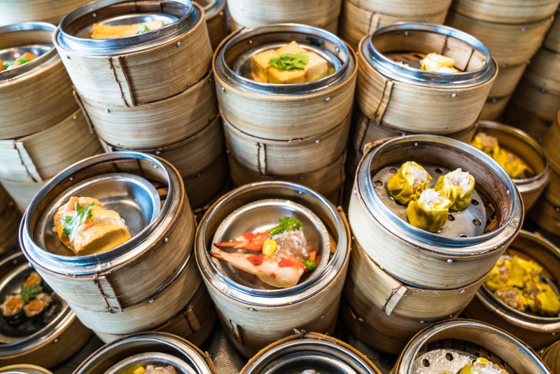 Το Dim sum είναι μια μεγάλη ποικιλία μικρών πιάτων που παραδοσιακά απολαμβάνουν οι Ταϊλανδοί σε εστιατόρια για πρωινό και μεσημεριανό
